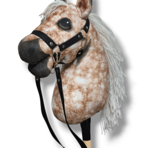 hobby horse a4 tarantowaty z białą grzywą z włóczki.