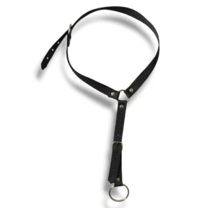 1.napierśnik a4 a3 kolor czarny, wykonany z taśmy nośnej o szerokości 1,5cm. posiada regulację paska pod szyją oraz paska na piersi.