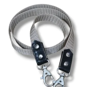 10. wodze parciane kolor beżowy, zakończone paskiem z ekoskóry oraz metalowymi karabińczykami. szerokość paska 1,5cm. długość wodzy ok 80cm