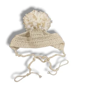 czapeczka z pomponem a5, kolor beżowy. wykonana na szydełku, wiązana, z otworami na uszy